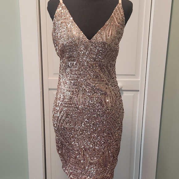 VENUS Dresses & Skirts - VENUS Rose Gold Sequin V-Neck Mini Dress